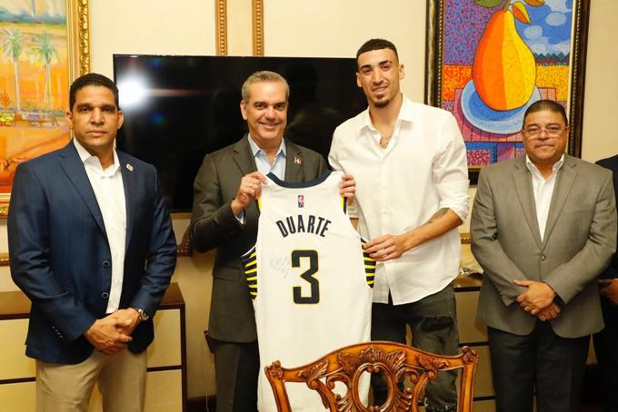 Presidente Abinader recibe a Chris Duarte en Palacio Nacional