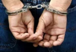Arrestan a dos hombres por presuntas clonaciones de tarjetas del plan de asistencia social del Gobierno