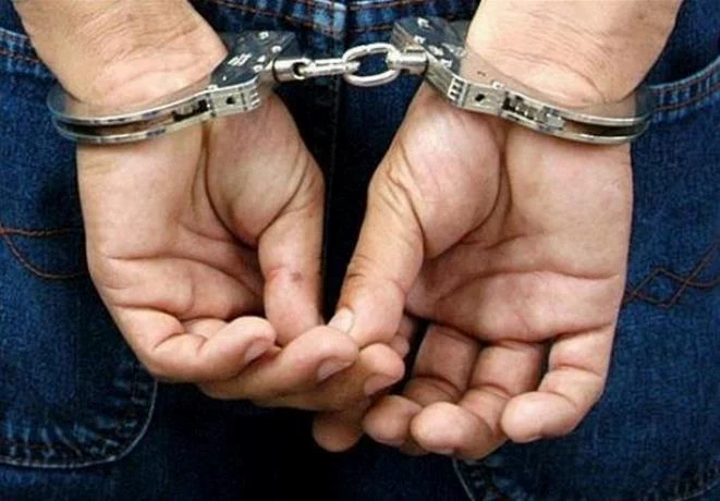 Arrestan a dos hombres por presuntas clonaciones de tarjetas del plan de asistencia social del Gobierno