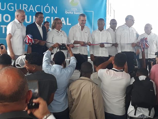 “El que quiera ver obras que nos caiga atrás”, dice Abinader al inaugurar Palacio Municipal en Haina