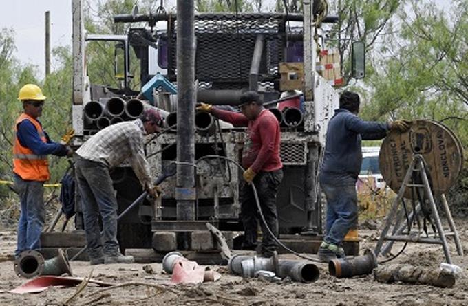 Familiares de mineros atrapados en México aceptan plan de rescate, dice el gobierno