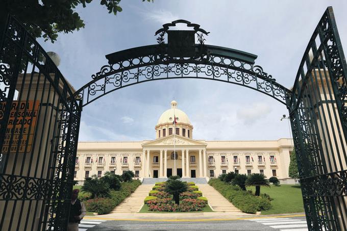 Abinader emite reglamento de aplicación de la Ley de Mejora Regulatoria y Simplificación de Trámites