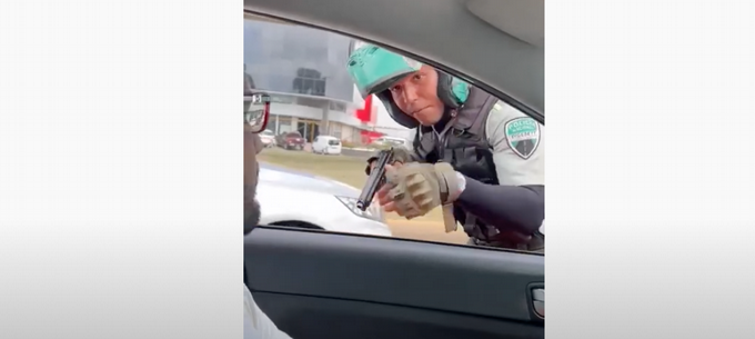Digesett: Agente apuntó arma de fuego contra conductor “en forma de protección”