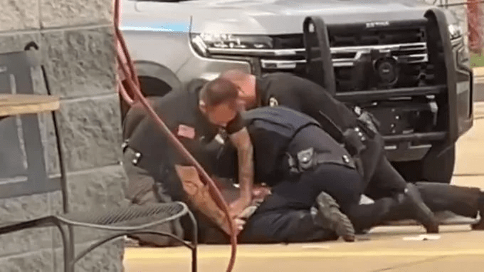 Tres policías suspendidos en EEUU tras video viral de arresto violento en Arkansas