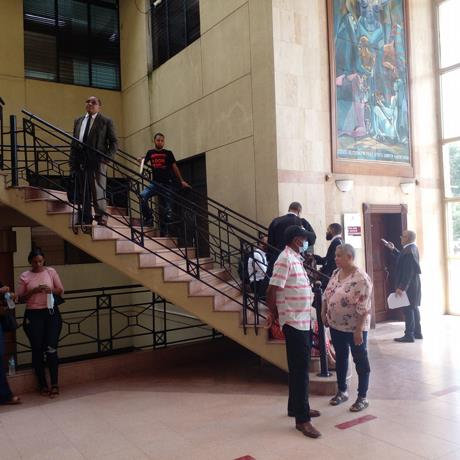 Lanzan gases lacrimógenos en el Palacio de Justicia de Santiago