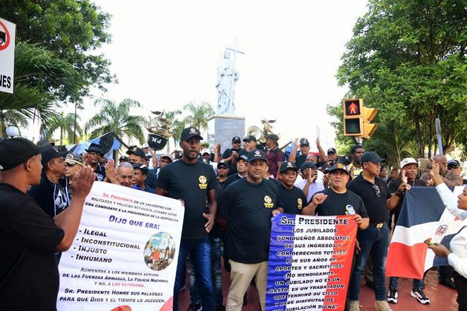 Policías pensionados marchan al Palacio y fiscales exigen aumento￼