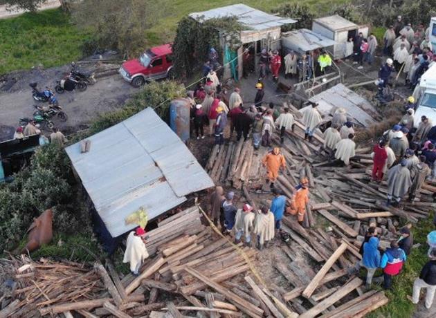 Rescatan con vida a los nueve trabajadores atrapados en una mina de Colombia