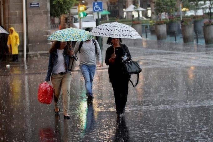 Efectos de dos vaguadas provocarán aguaceros este jueves sobre varias localidades