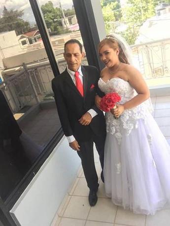 Se quitó vida en tumba de su esposo con foto de la boda