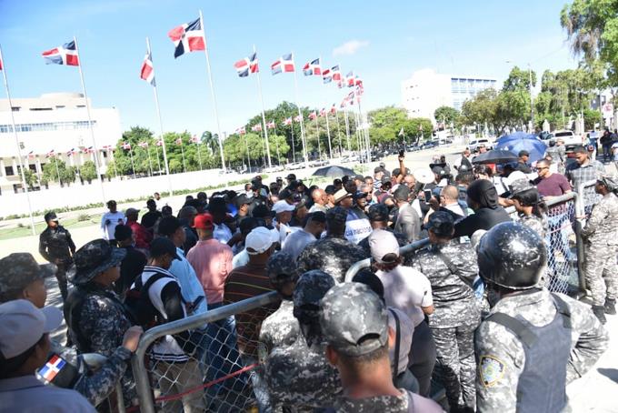 Militares y policías retirados protestan por reforma a leyes de FARD y la Policía