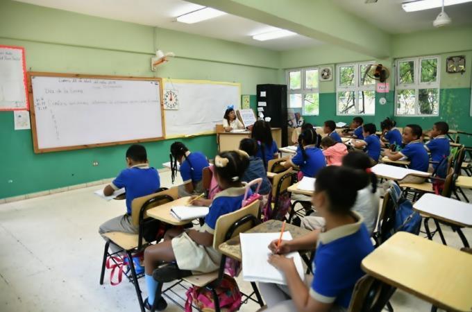 Educación licitó 35 mil butacas y reparará las existentes para lidiar con el déficit de asientos