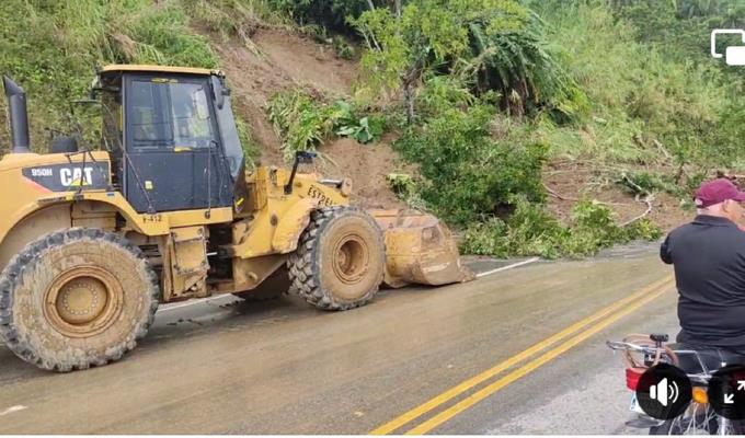 Vivienda queda sepultada tras derrumbe en la carrera turística de Santiago