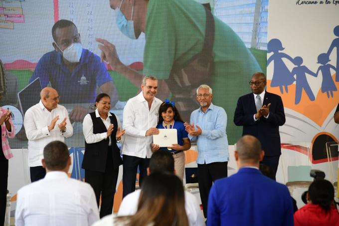 Presidente Luis Abinader inaugura nuevo año escolar en La Victoria