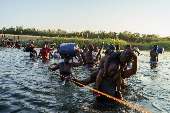 EE.UU. somete a “torturas” a migrantes haitianos por su raza, denuncia AI