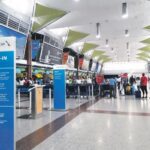 Eliminan pago de 10 dólares a pasajeros dominicanos y extranjeros residentes