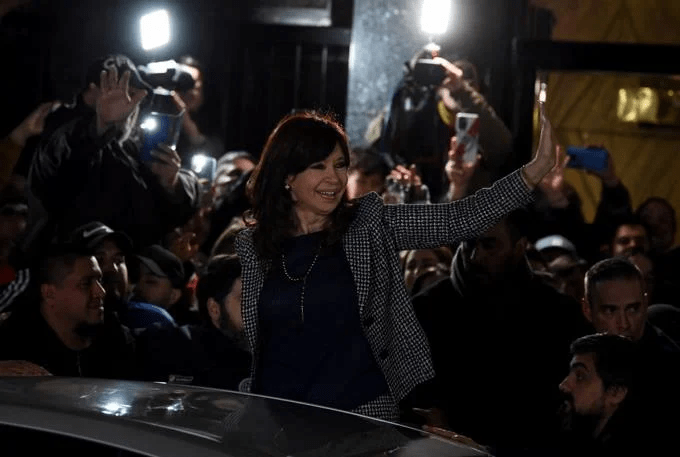 Apuntan con un arma contra Kirchner, acusada de corrupción en Argentina
