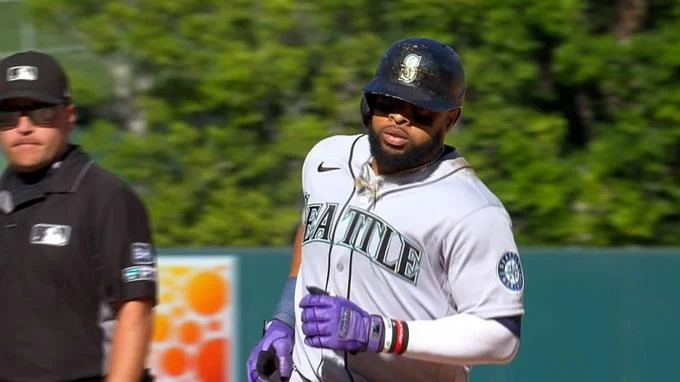 Carlos Santana dispara dos jonrones, incluido un grand slam