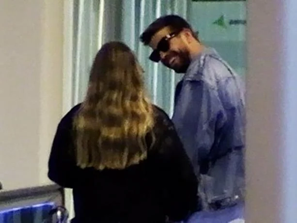 Tras entrevista de Shakira, Piqué es captado con Clara Chía disfrutando de su amor en París