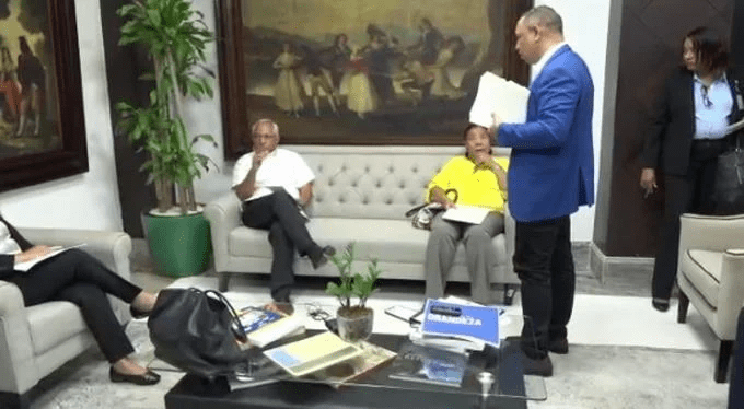 Educación niega que ministro haya botado a diputados de su oficina