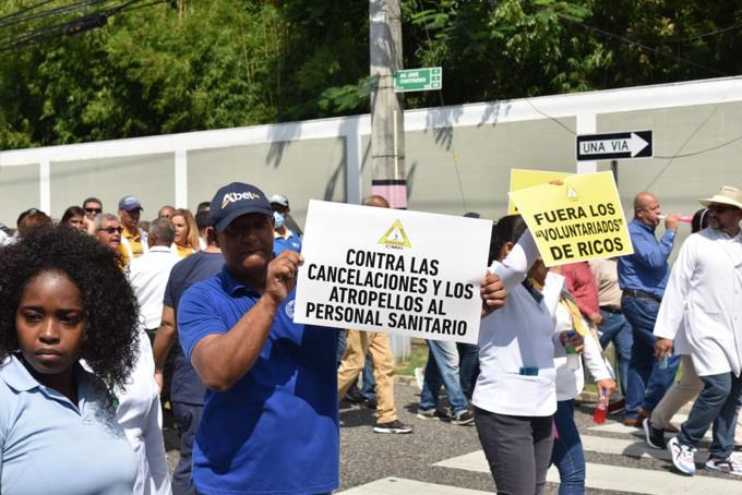 Gremios se manifiestan en contra de las ARS y las AFP