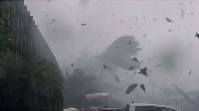 Huracán azota a Puerto Rico y lo deja a oscuras y con ríos desbordados