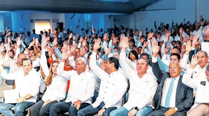 PRM proclama dirección y sube nuevos miembros