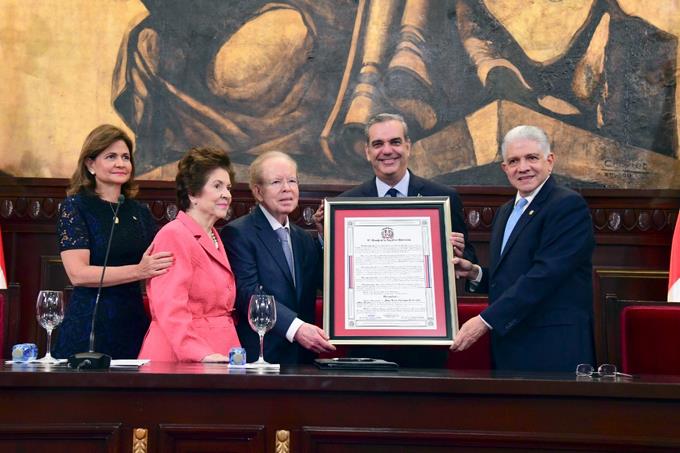 Pepín Corripio recibe reconocimiento del Senado con gratitud al pueblo dominicano
