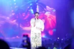 Bad Bunny ante un mar de gente en su playa dominicana y en un “teteo” histórico