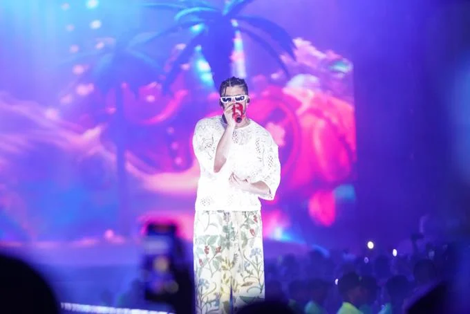 Bad Bunny ante un mar de gente en su playa dominicana y en un “teteo” histórico