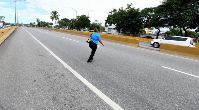 Obras Públicas construirá otros dos puentes peatonales en autopista Las Américas