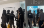 Turista rompió vidrios de la oficina de Uber al ser supuestamente asaltado por uno de sus taxistas