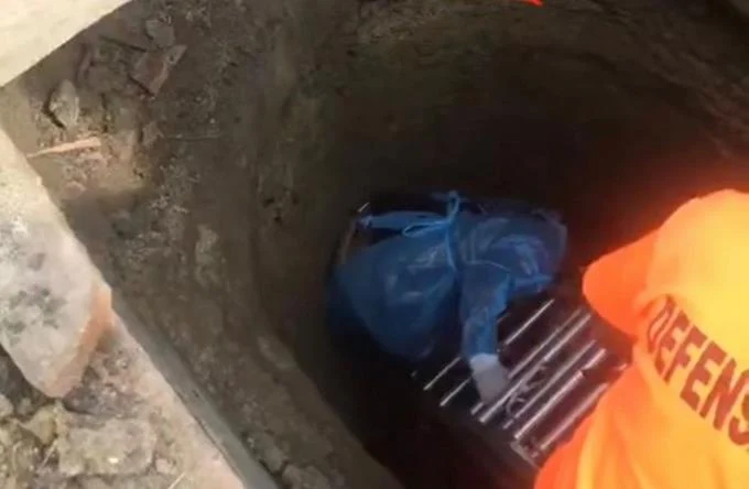 Bomberos rescatan niño de dos años que cayó en pozo séptico en Moca