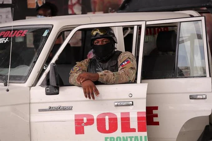 Policía haitiana apresa a miembro de una banda que ingresó armas y municiones desde RD