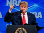 Trump ordenó a un trabajador que escondiera las cajas con información clasificada