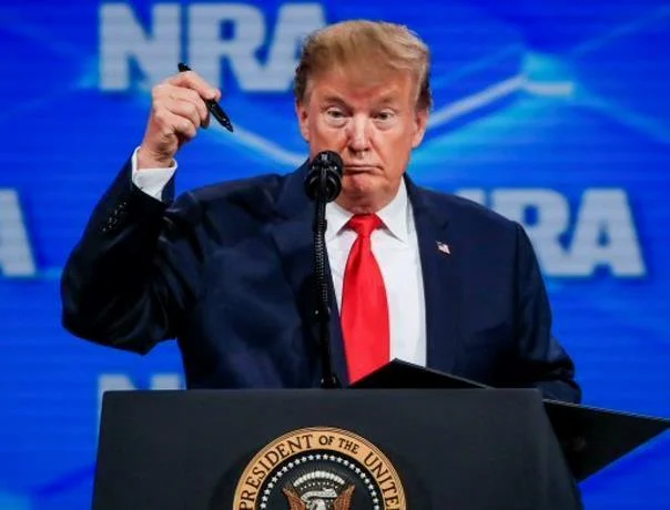 Trump ordenó a un trabajador que escondiera las cajas con información clasificada
