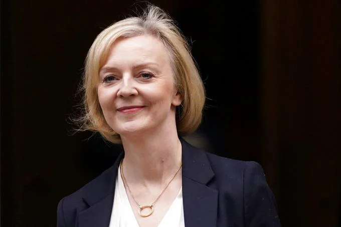 Dimite la primera ministra británica Liz Truss, tras recibir presiones del Partido Conservador