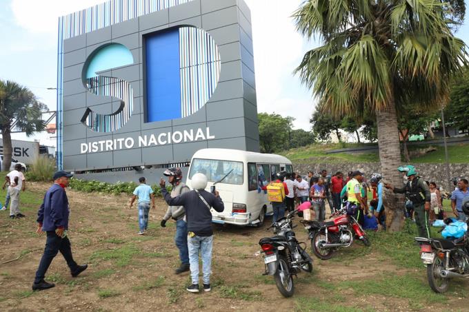 Autobús se estrella en entrada del Distrito Nacional y deja a varios heridos