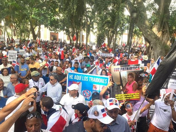 Multitud asiste a “Marcha Patriótica” en Santiago