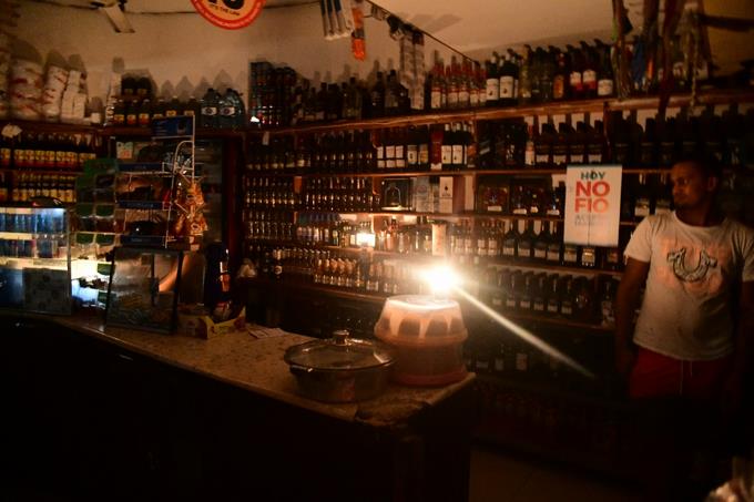 Santo Domingo pasa la noche con velas e inversores tras incendio en subestación eléctrica de Edeeste