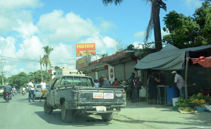 Villa Mella reabre aunque persiste el miedo a vándalos