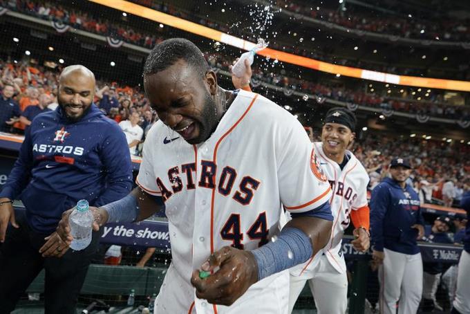 Yordan Álvarez, con un jonrón, decide victoria de los Astros sobre los Marineros en su primer juego de la Serie Divisional