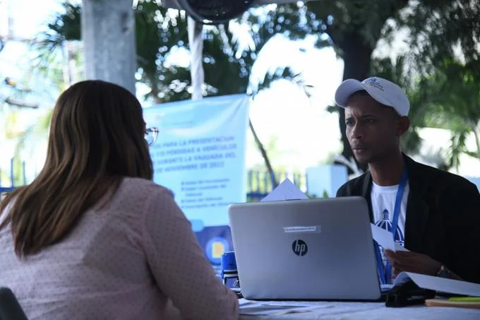 Dueños de vehículos afectados por inundaciones acuden a Superintendencia para cotizar ayuda 