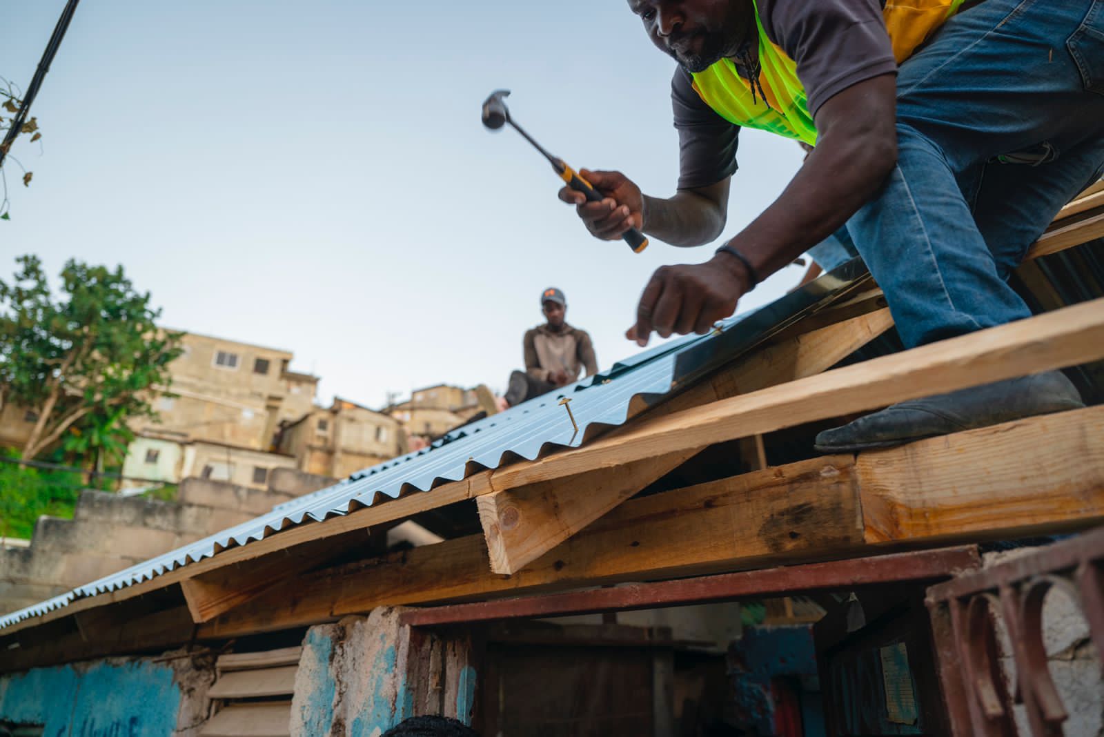 Gobierno continúa entregando ayudas a familias afectadas por las lluvias