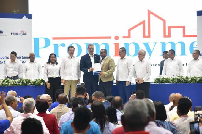 Abinader entrega RD$400 millones a las Mipymes