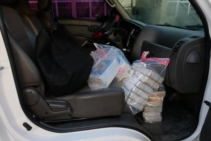 Incautan otros 26 paquetes de presumible cocaína en vehículo donde viajaba exraso de la PN