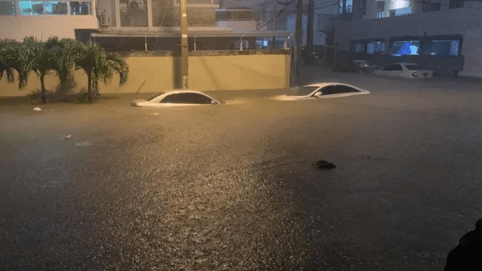Gobierno anuncia ayuda de hasta RD$100 mil a propietarios vehículos afectados por inundaciones