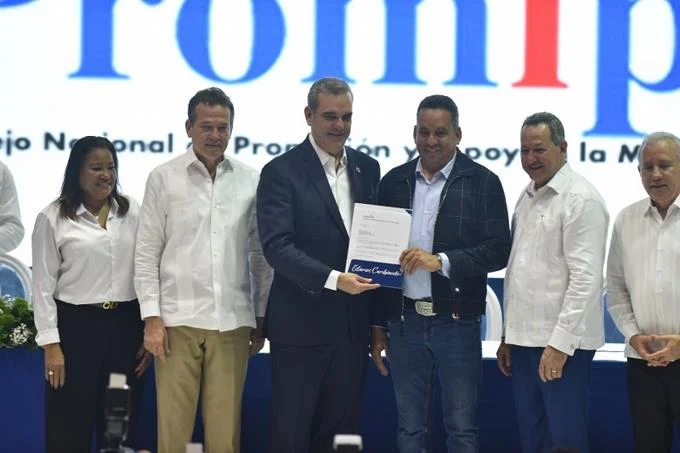 Abinader entrega en SDE préstamos a empresas y beneficiarios piden “no mirar para atrás”