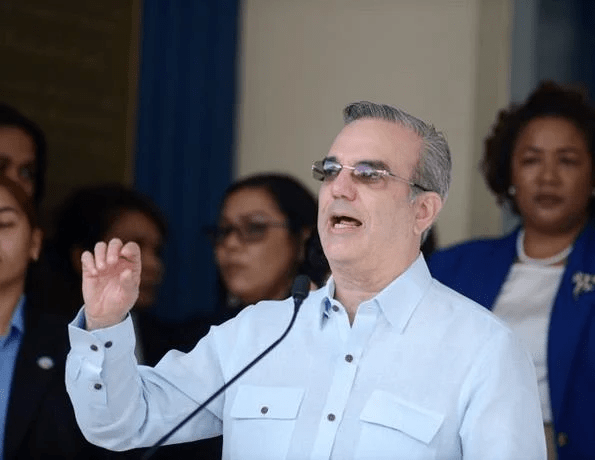 Abinader entrega maquinarias a Agricultura para disminuir alquiler de equipos para la preparación de la tierra