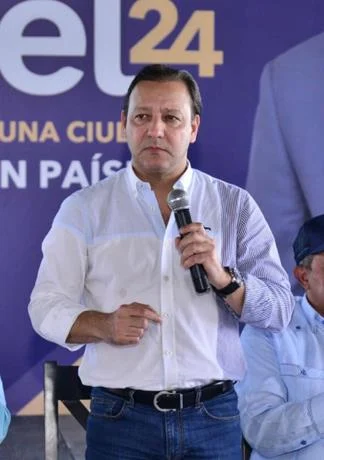 Candidato del PLD es ingresado a centro salud por neumonía