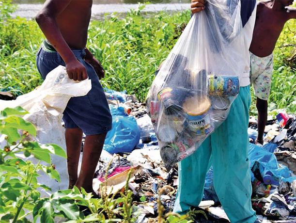 El río Ozama amenazado por desechos sólidos